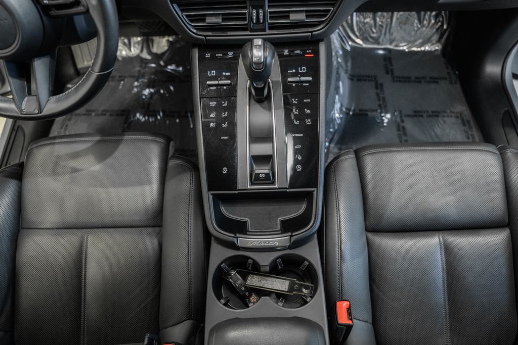 2022 Porsche Macan Base - Photo 24