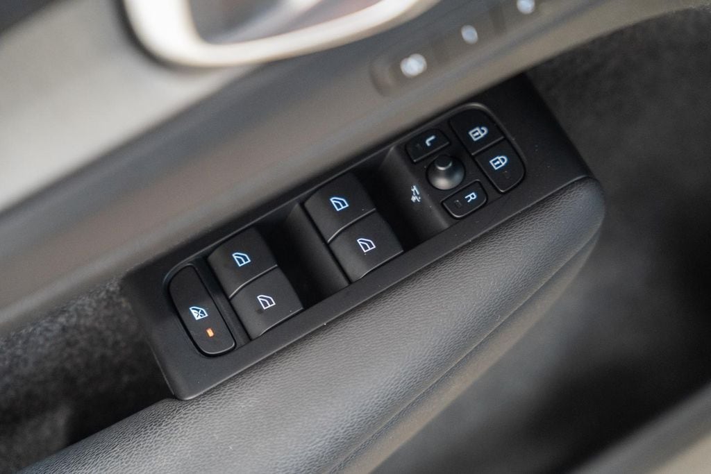 2023 Volvo XC40 Plus - Photo 41