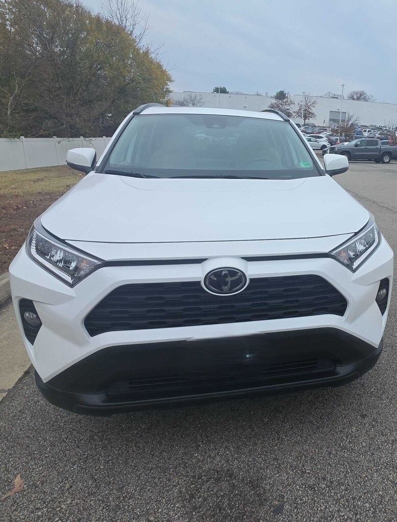 2020 Toyota RAV4 XLE photo 2