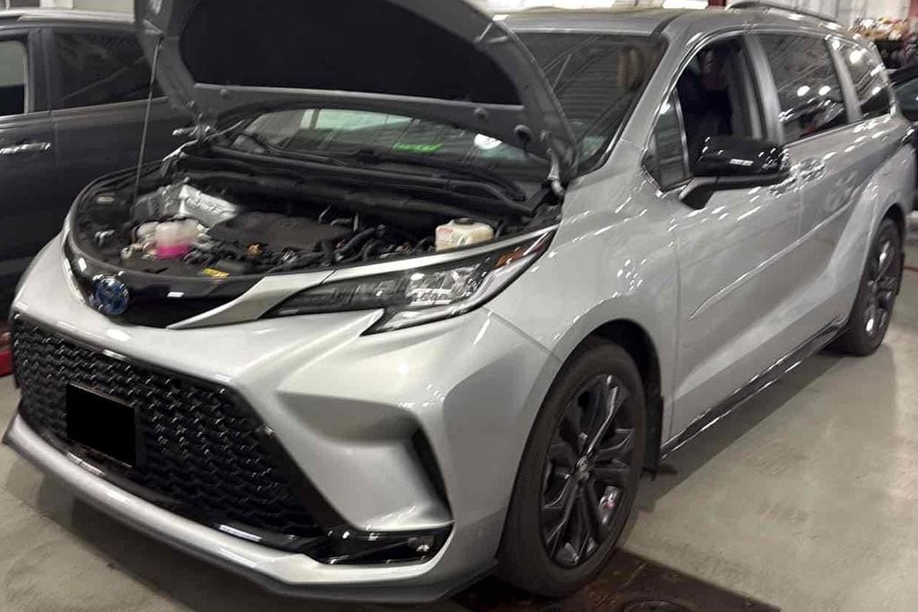2023 Toyota Sienna XSE 7-Passenger Hybrid FWD's photo