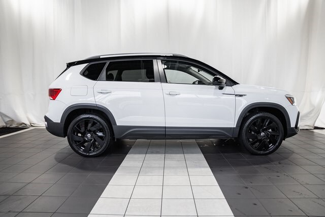 2024 Volkswagen Taos SE photo 3