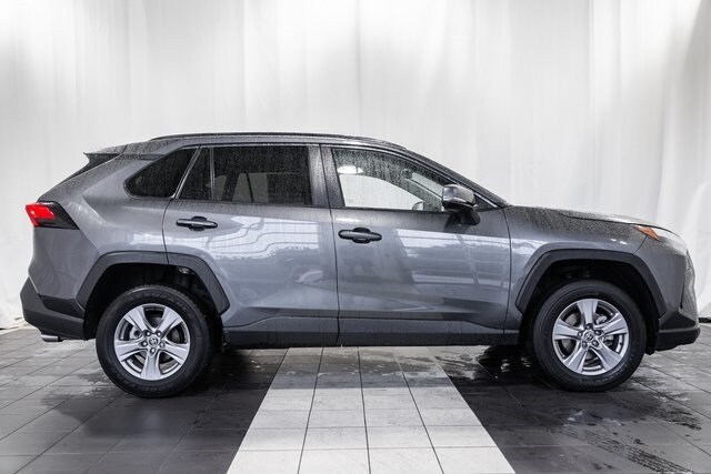 2022 Toyota RAV4 XLE photo 2