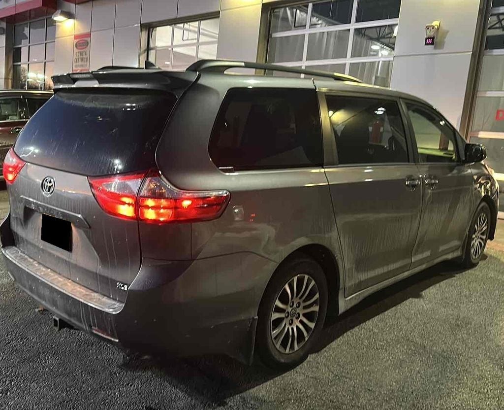 Used 2020 Toyota Sienna XLE Minivan/Van