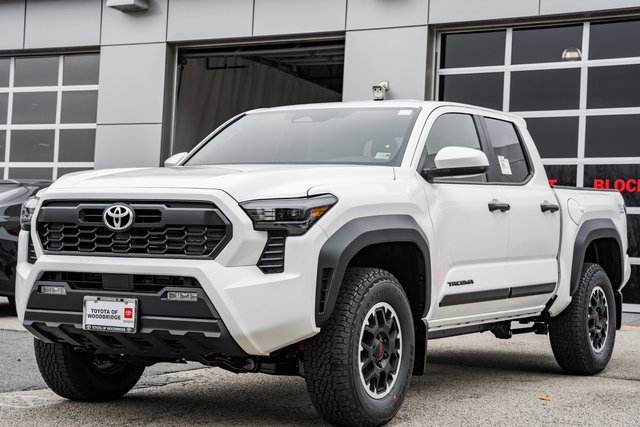 2025 Toyota Tacoma TRD Off-Road photo 3