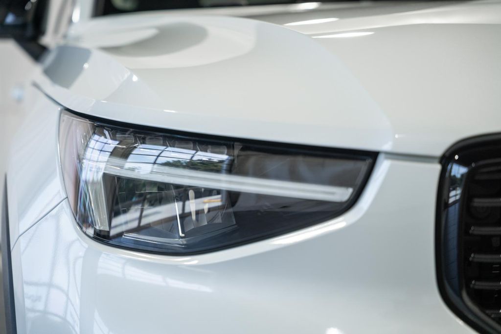 2023 Volvo XC40 Plus - Photo 12