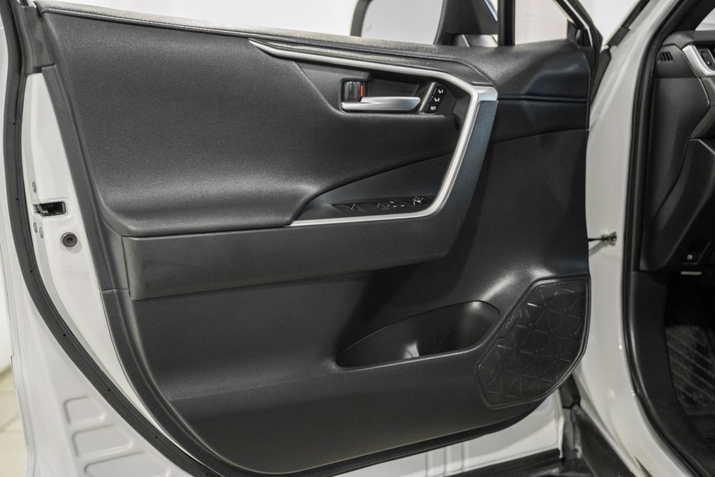 2024 Toyota RAV4 XSE - Photo 31