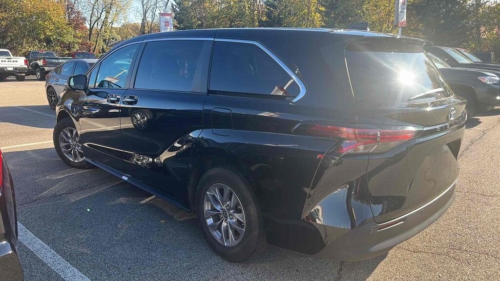 2022 Toyota Sienna XLE photo 3