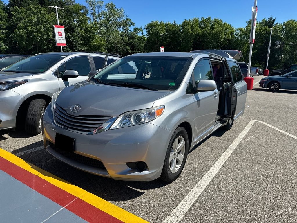 2017 Toyota Sienna LE V6 8-Passenger's photo