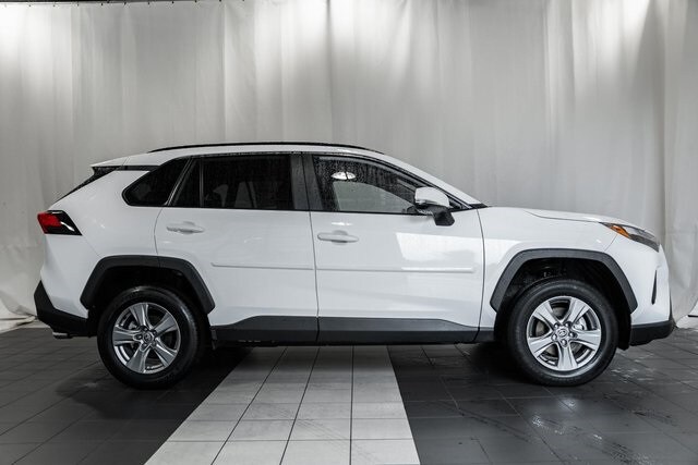 2024 Toyota RAV4 XLE photo 3