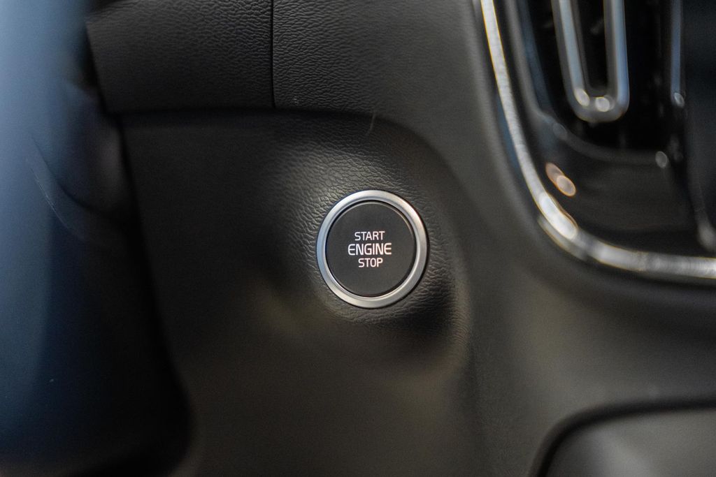 2023 Volvo XC40 Plus - Photo 28