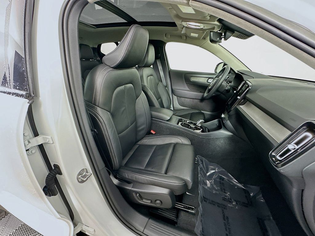 2023 Volvo XC40 Plus - Photo 18