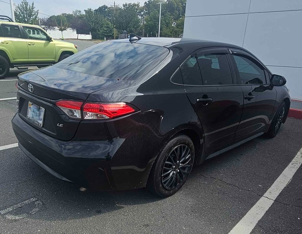 2021 Toyota Corolla LE photo 2