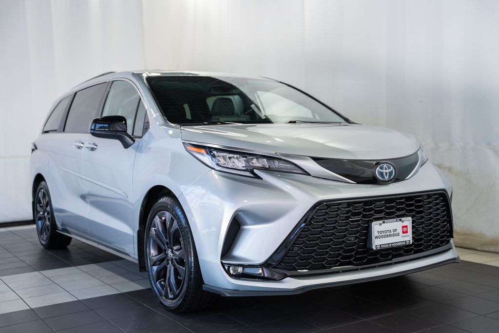 2023 Toyota Sienna XSE 7-Passenger Hybrid FWD's photo