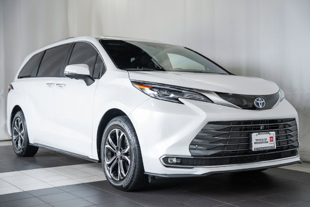 2025 Toyota Sienna Platinum Minivan/Van