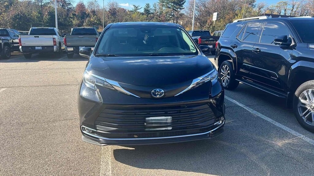 2022 Toyota Sienna XLE photo 2