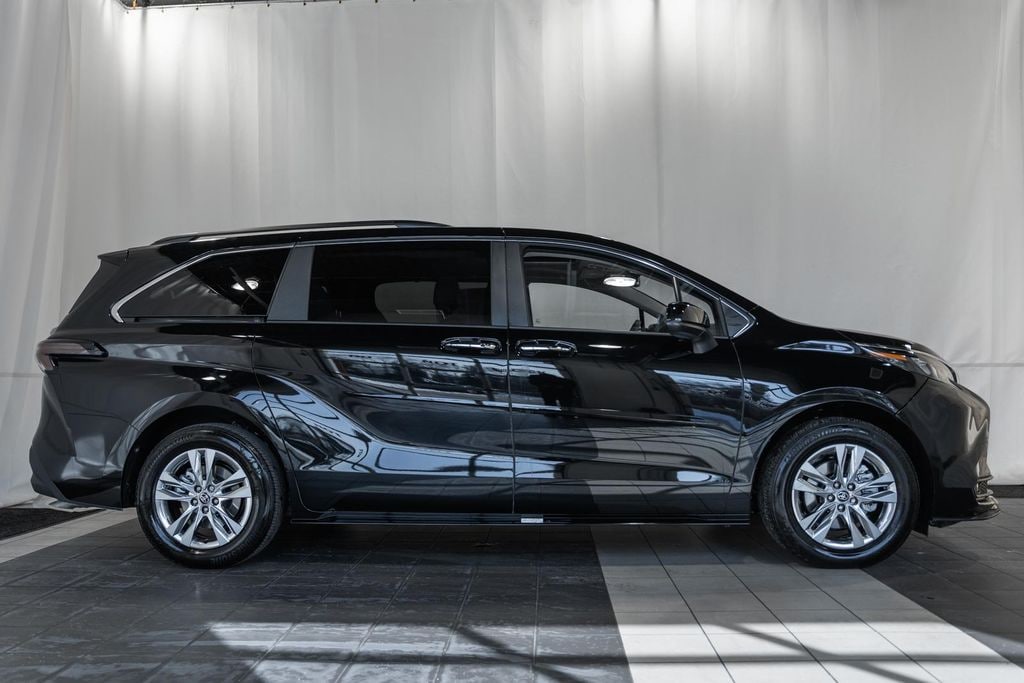 Used 2025 Toyota Sienna XLE Minivan/Van