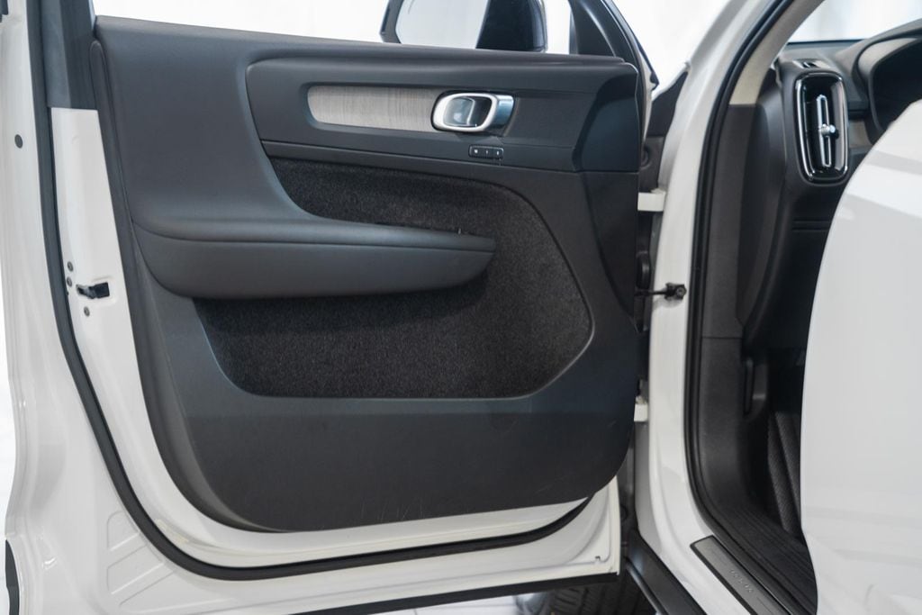 2023 Volvo XC40 Plus - Photo 40