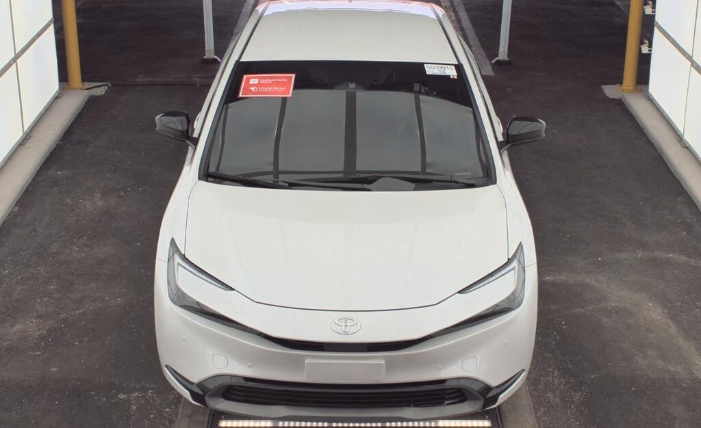 2024 Toyota Prius XLE photo 2