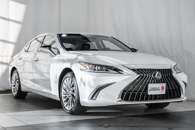 2023 Lexus ES Hybrid 300h Luxury's photo