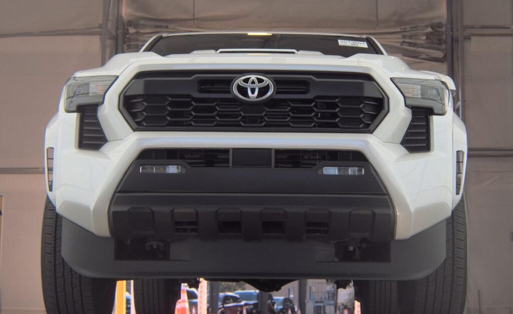 2024 Toyota Tacoma TRD Sport photo 2