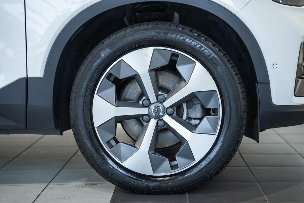 2023 Volvo XC40 Plus - Photo 17
