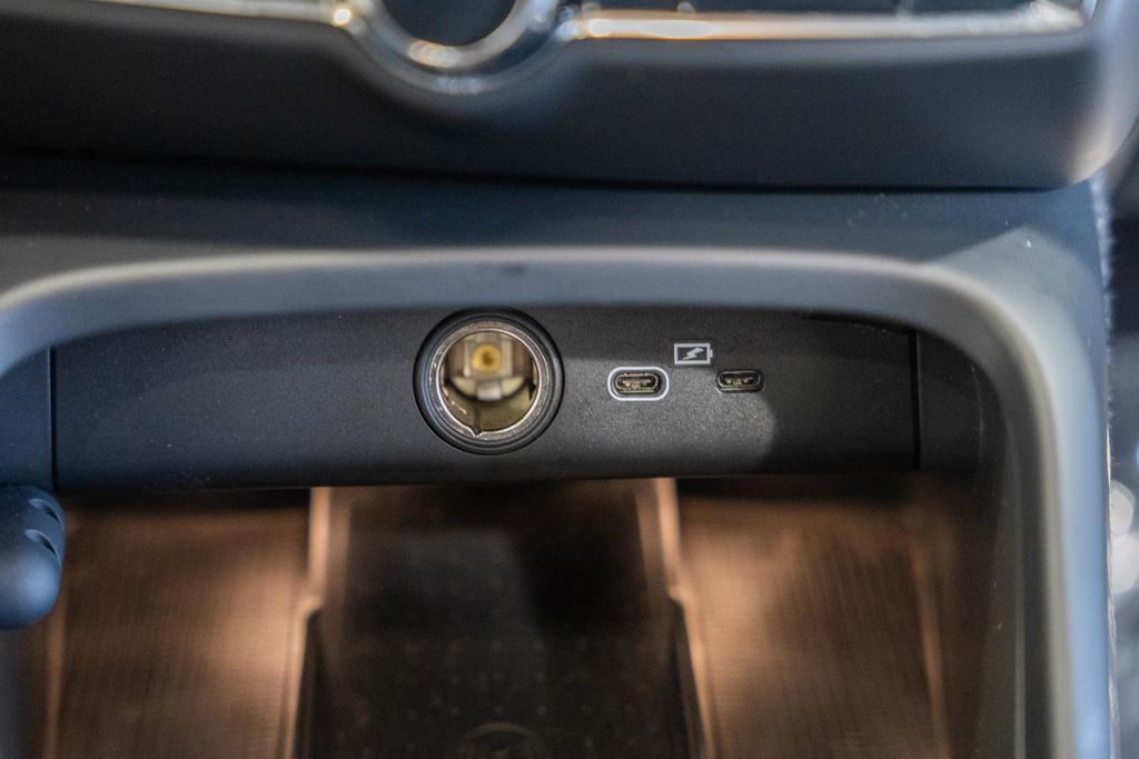 2023 Volvo XC40 Plus - Photo 24