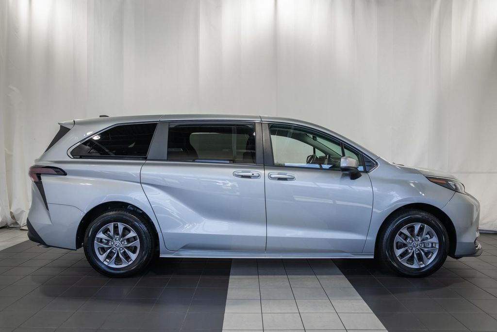 Used 2025 Toyota Sienna LE Minivan/Van