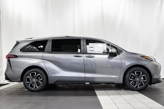 2026 Toyota Sienna Platinum photo 3