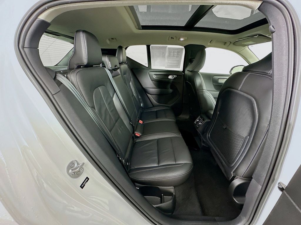 2023 Volvo XC40 Plus - Photo 21