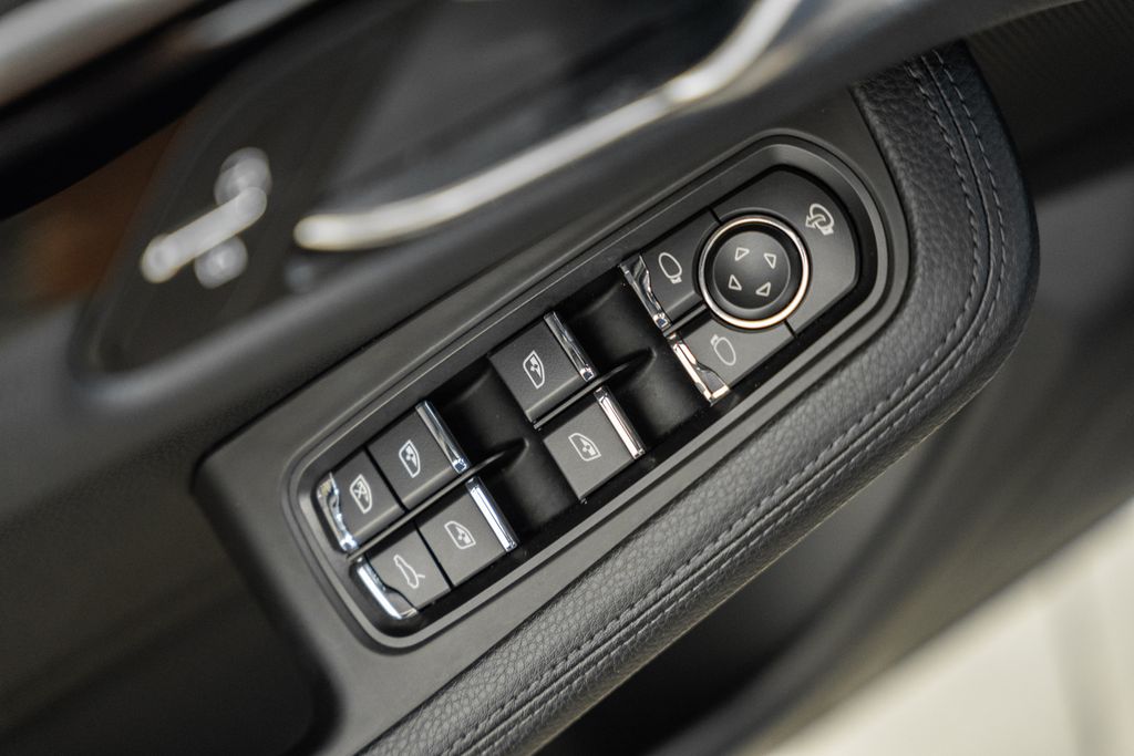 2022 Porsche Macan Base - Photo 38