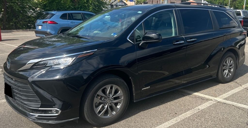 2021 Toyota Sienna XLE 8-Passenger Hybrid FWD's photo