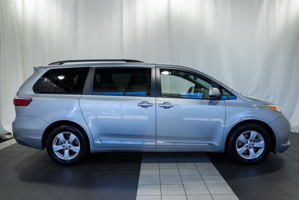 Used 2017 Toyota Sienna LE Minivan/Van