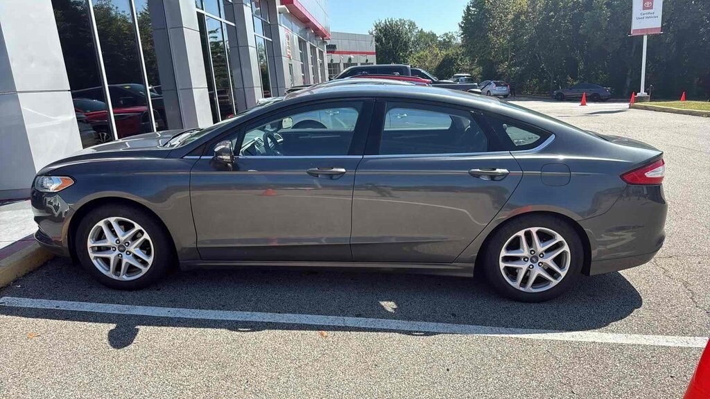 2015 Ford Fusion SE photo 2
