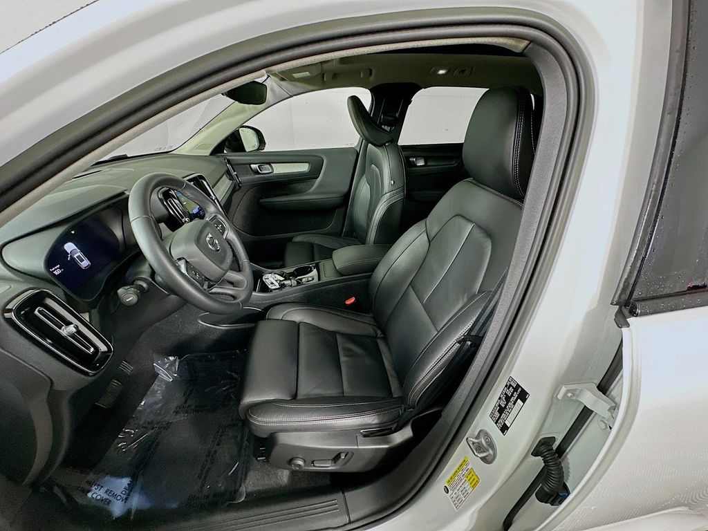 2023 Volvo XC40 Plus - Photo 9