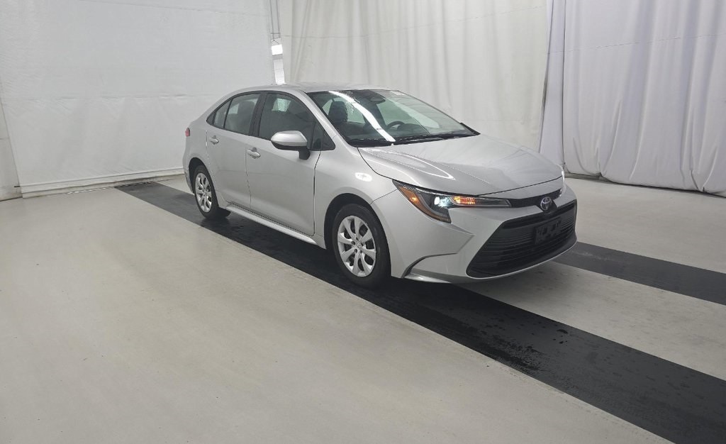 2024 Toyota Corolla LE's photo
