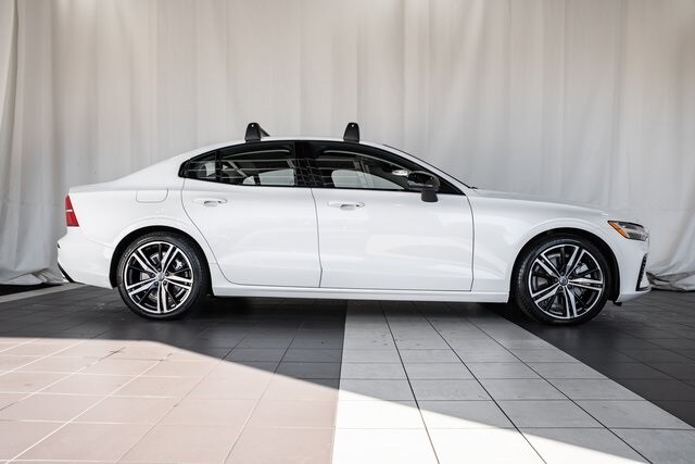 2022 Volvo S60 Recharge T8 R-Design Expression photo 3