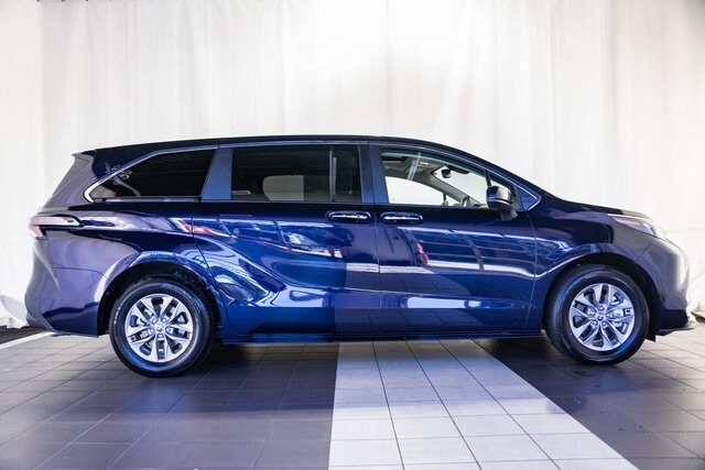 2025 Toyota Sienna XLE photo 3