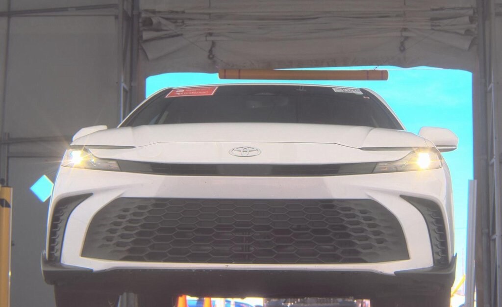 2025 Toyota Camry SE photo 2