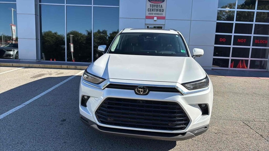 2024 Toyota Grand Highlander Platinum photo 2