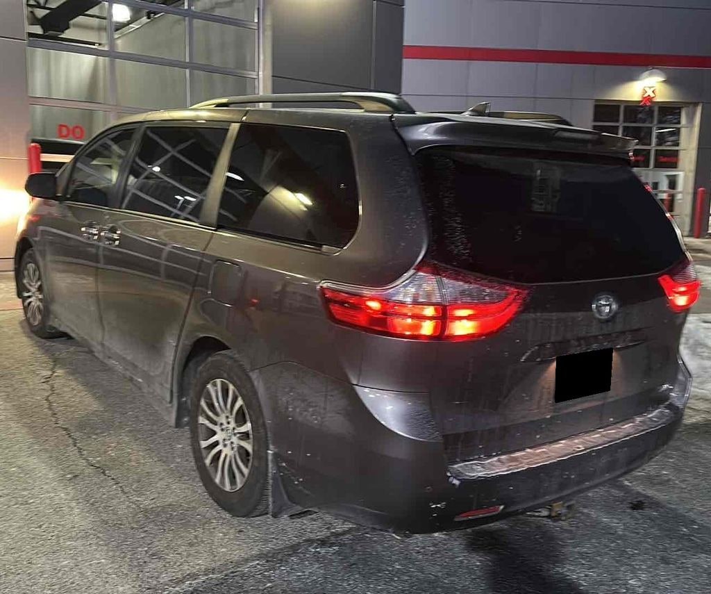Used 2020 Toyota Sienna XLE Minivan/Van