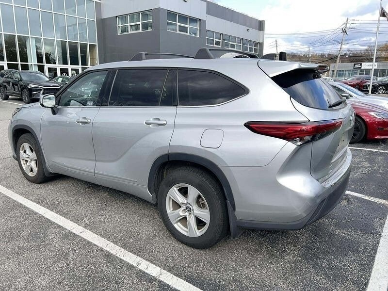 2022 Toyota Highlander LE photo 4