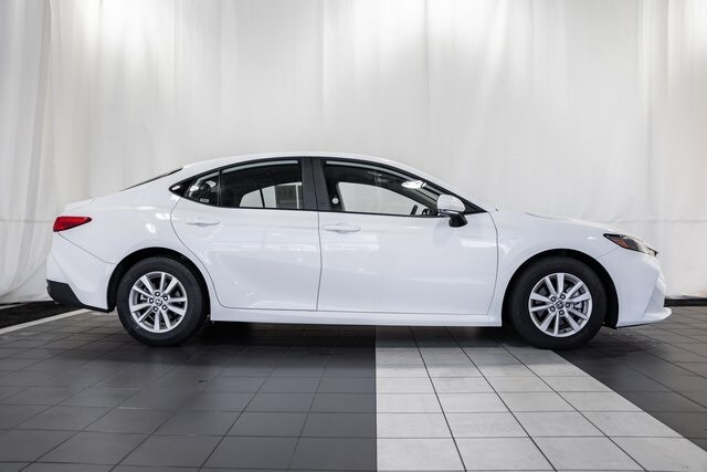 2025 Toyota Camry LE photo 3