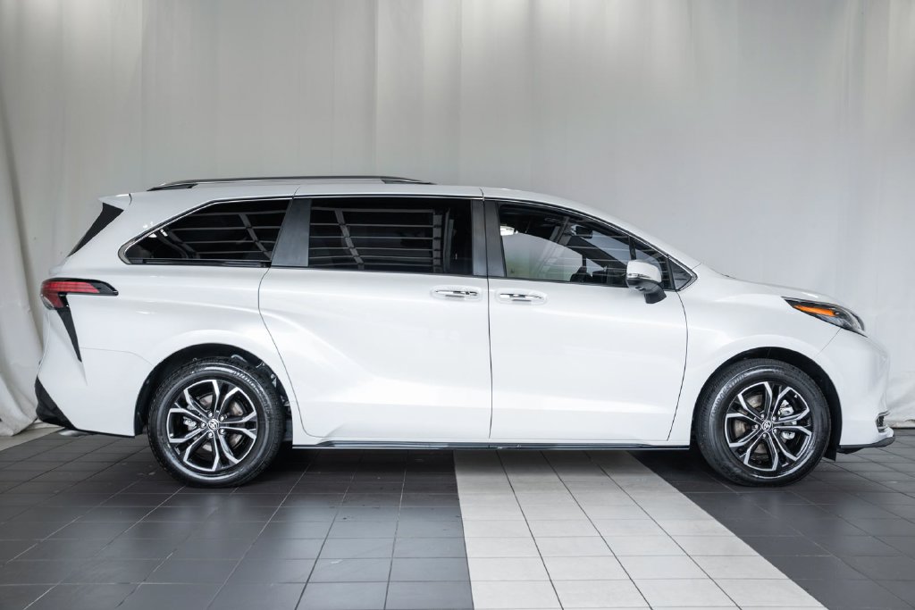 Used 2025 Toyota Sienna Platinum Minivan/Van