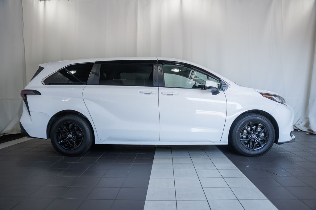 Used 2023 Toyota Sienna LE Minivan/Van