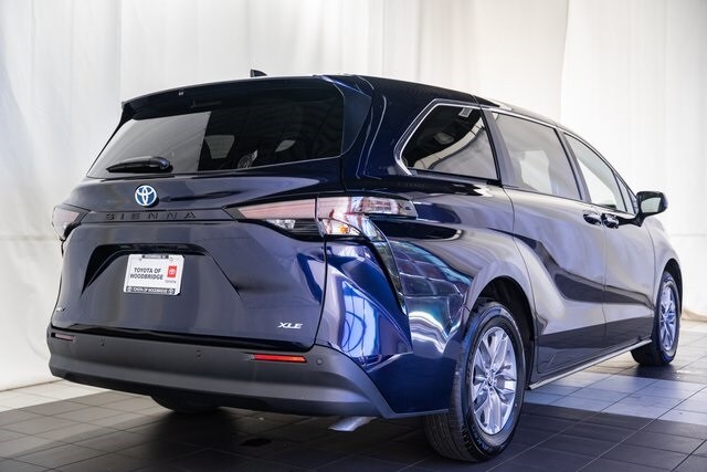 2025 Toyota Sienna XLE photo 4