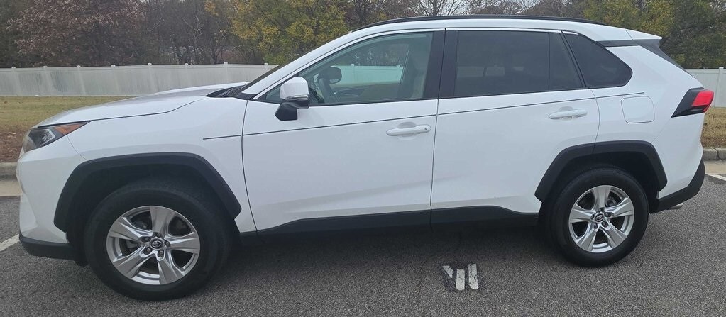 2020 Toyota RAV4 XLE photo 4