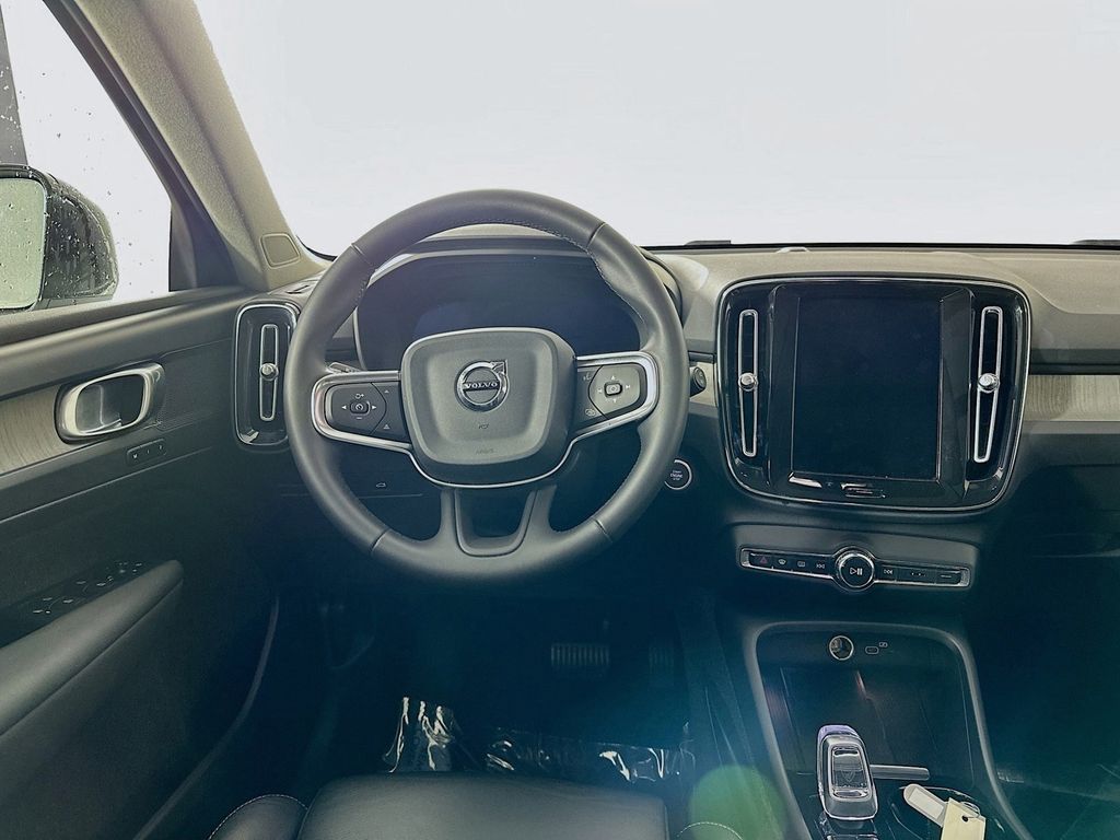 2023 Volvo XC40 Plus - Photo 11