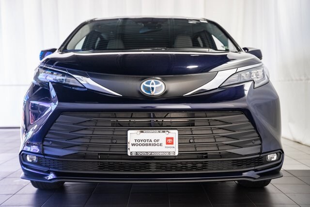 2025 Toyota Sienna XLE photo 2