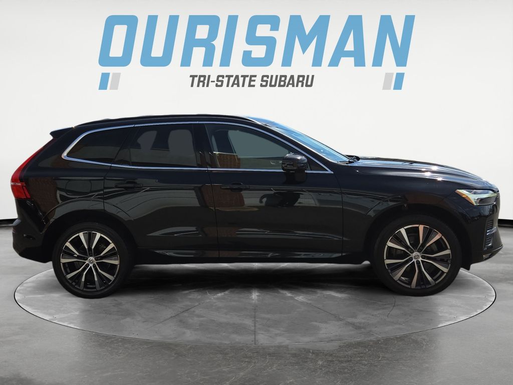 2022 Volvo XC60 B5 Momentum photo 3