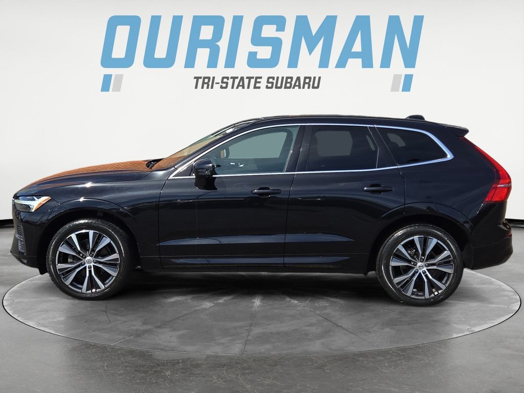 2022 Volvo XC60 B5 Momentum photo 2